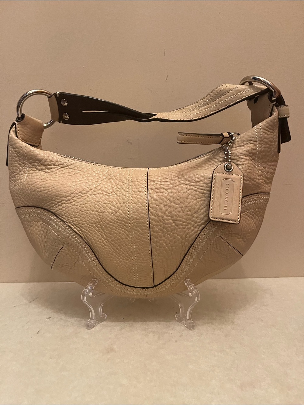 veg.  Coach Soho hobo bag crafted from cream colored pebble leather M0669-10719
